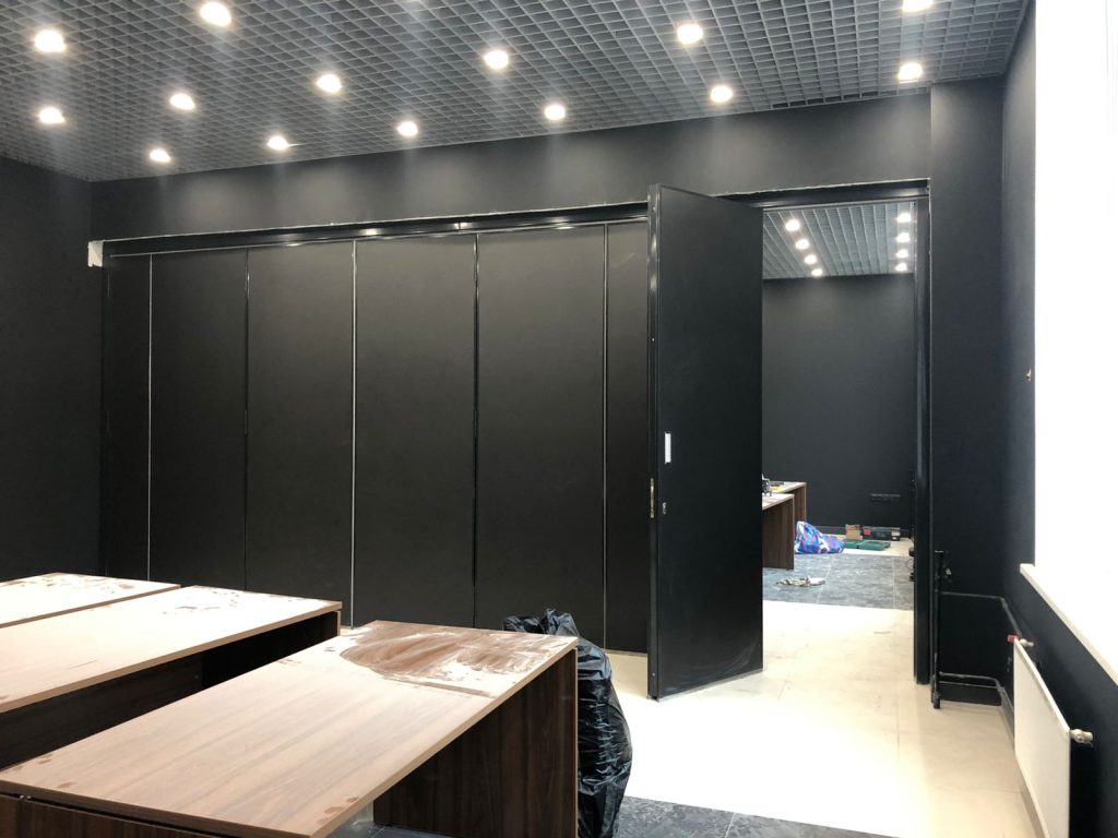 Представляем нашу новую установку — черная стильная раздвижная стена, идеально подходящая для черного офиса!