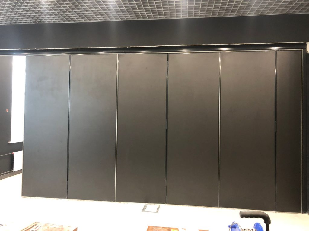 Представляем нашу новую установку — черная стильная раздвижная стена, идеально подходящая для черного офиса!