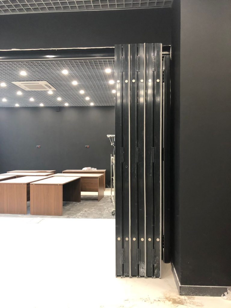 Представляем нашу новую установку — черная стильная раздвижная стена, идеально подходящая для черного офиса!