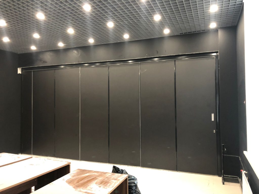 Представляем нашу новую установку — черная стильная раздвижная стена, идеально подходящая для черного офиса!