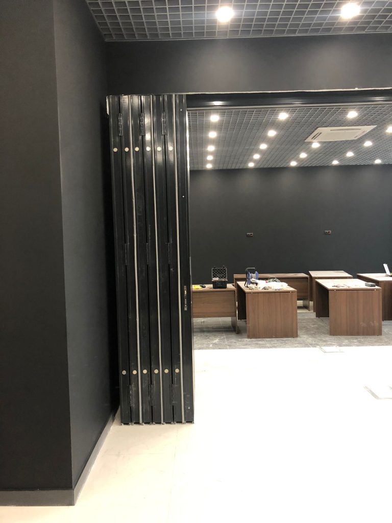 Представляем нашу новую установку — черная стильная раздвижная стена, идеально подходящая для черного офиса!