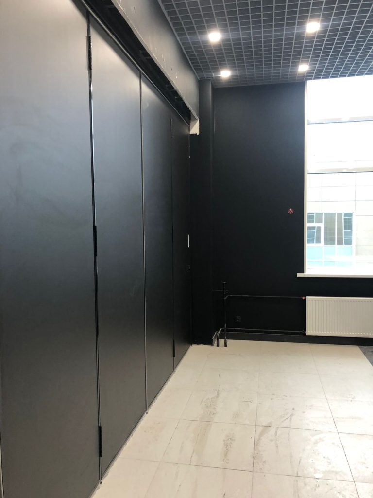 Представляем нашу новую установку — черная стильная раздвижная стена, идеально подходящая для черного офиса!