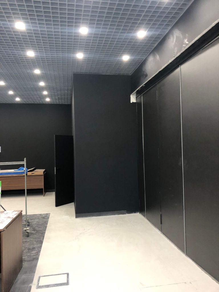 Представляем нашу новую установку — черная стильная раздвижная стена, идеально подходящая для черного офиса!