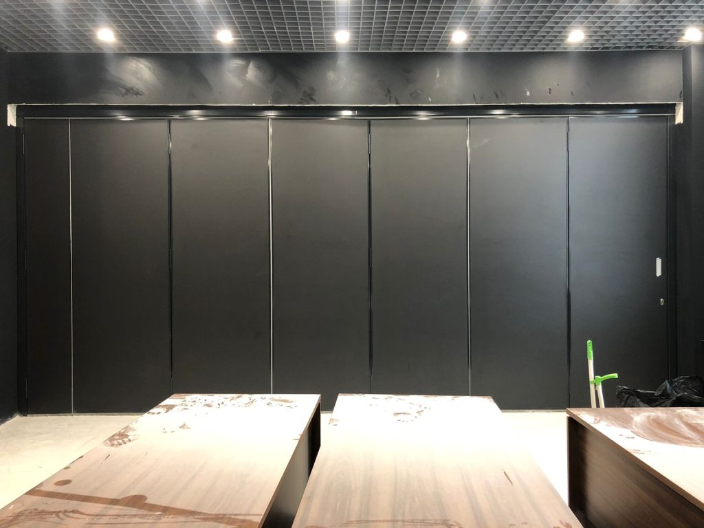 Представляем нашу новую установку — черная стильная раздвижная стена, идеально подходящая для черного офиса!