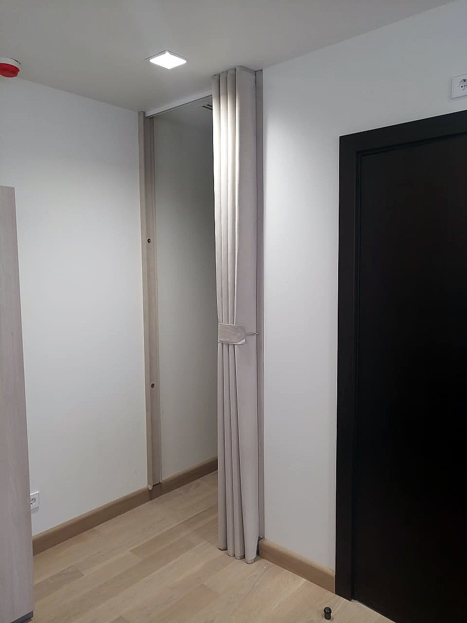 Создайте уют и стиль в своей квартире с серой мягкой перегородкой от SlidingPartition.ru в Самаре!