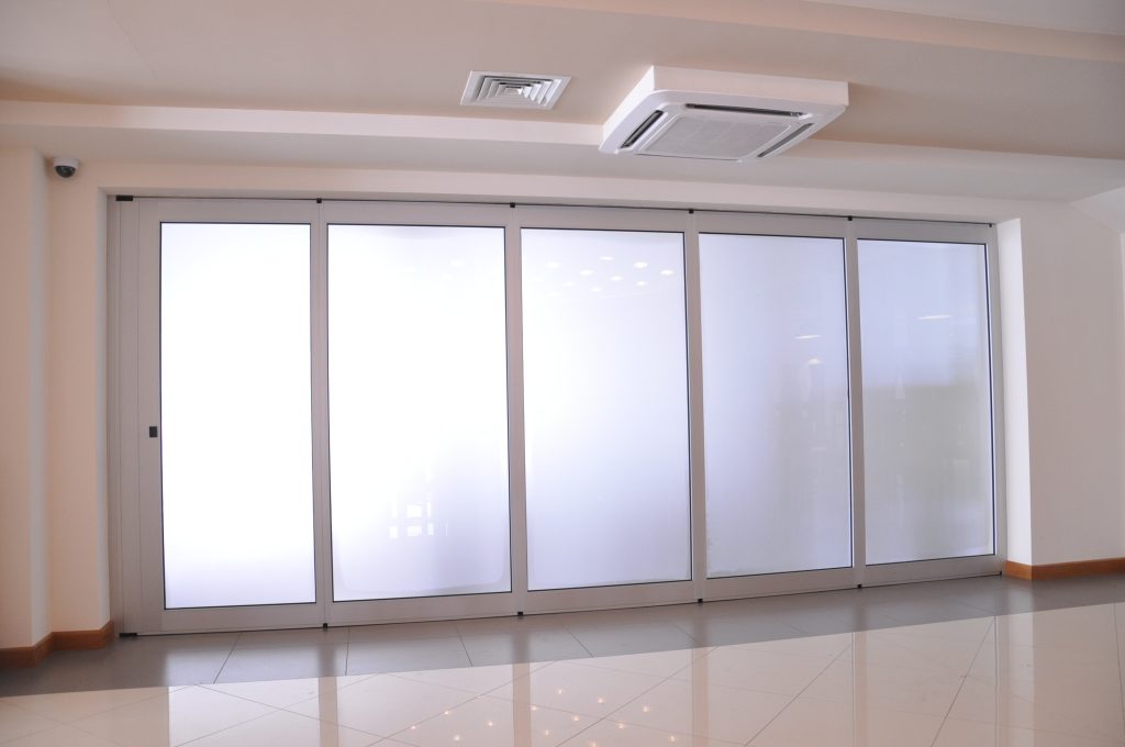 Повысьте функциональность вашего офиса с раздвижными перегородками от SlidingPartition.ru!