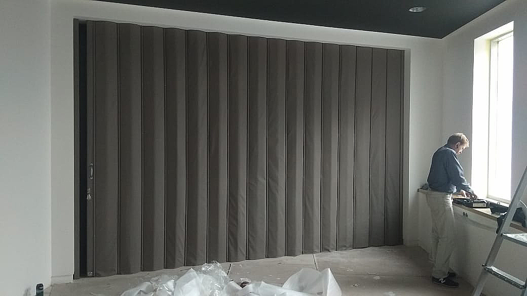 Кейс: Установка серой мягкой перегородки в офисе