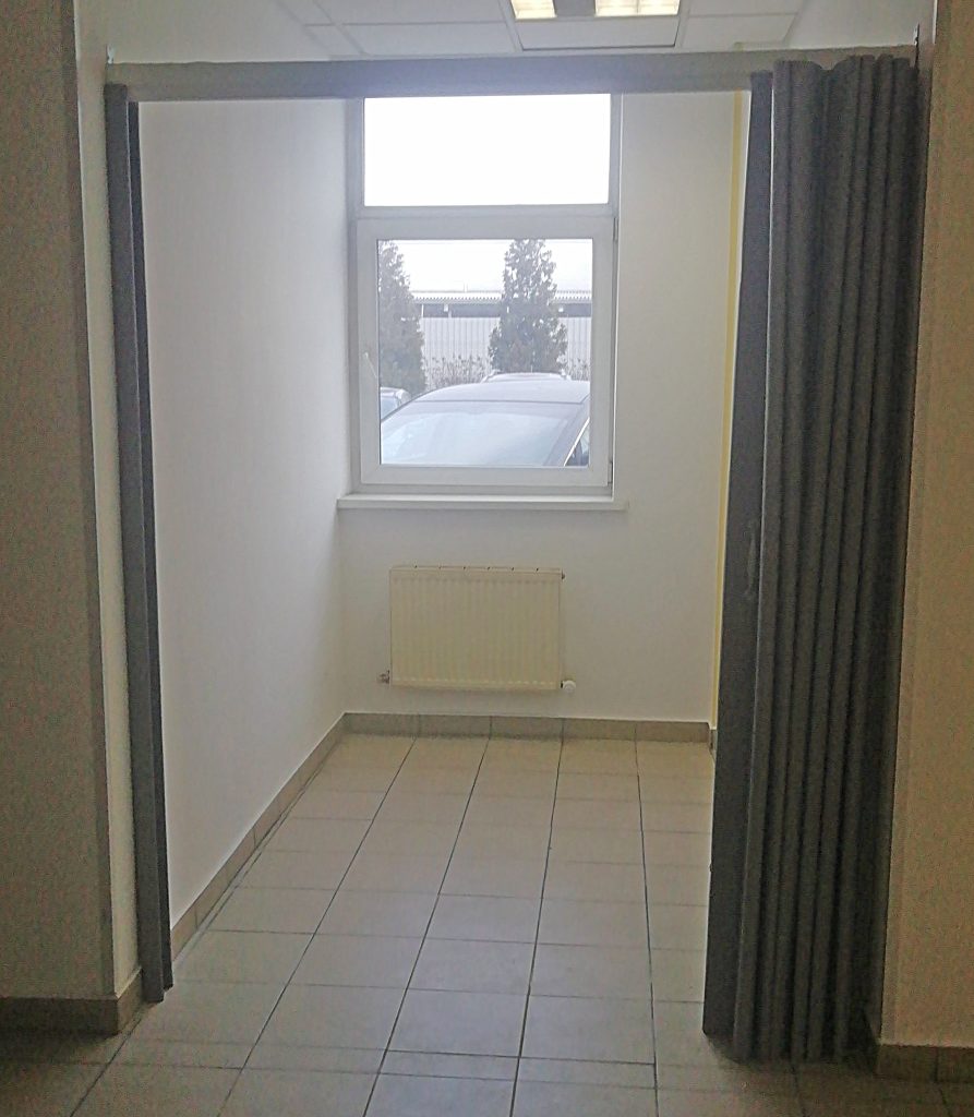 Мягкая перегородка серого цвета для офисного здания!