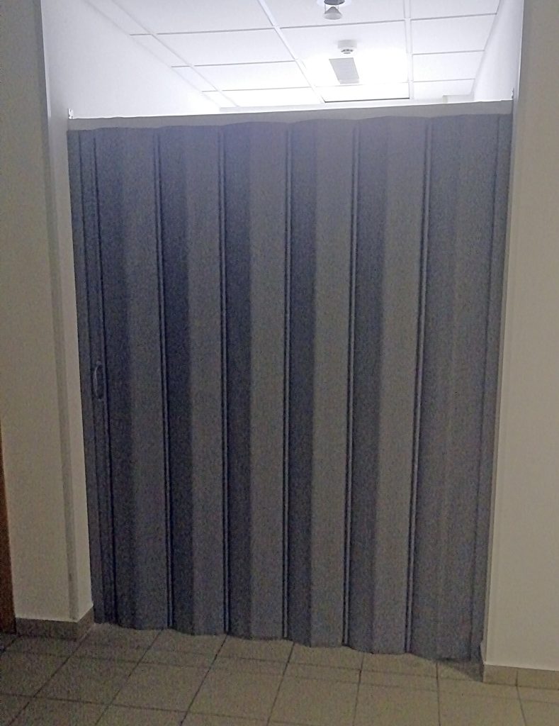 Мягкая перегородка серого цвета для офисного здания!