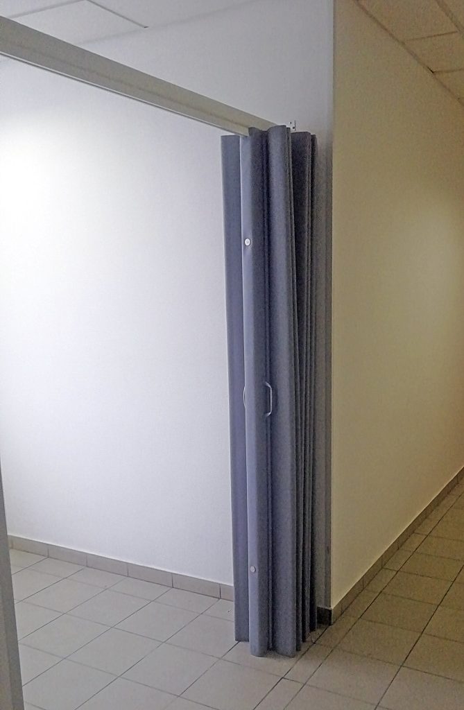 Мягкая перегородка серого цвета для офисного здания!