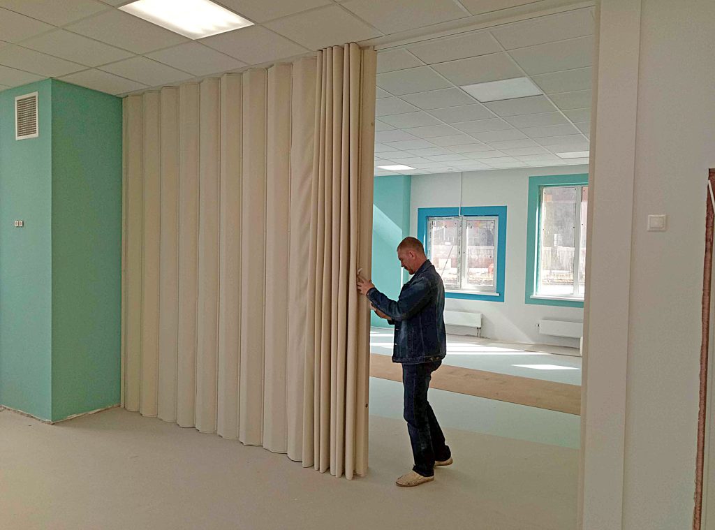 Оптимизируйте пространство вашего фитнес-зала с белой мягкой раздвижной перегородкой высотой 3 метра