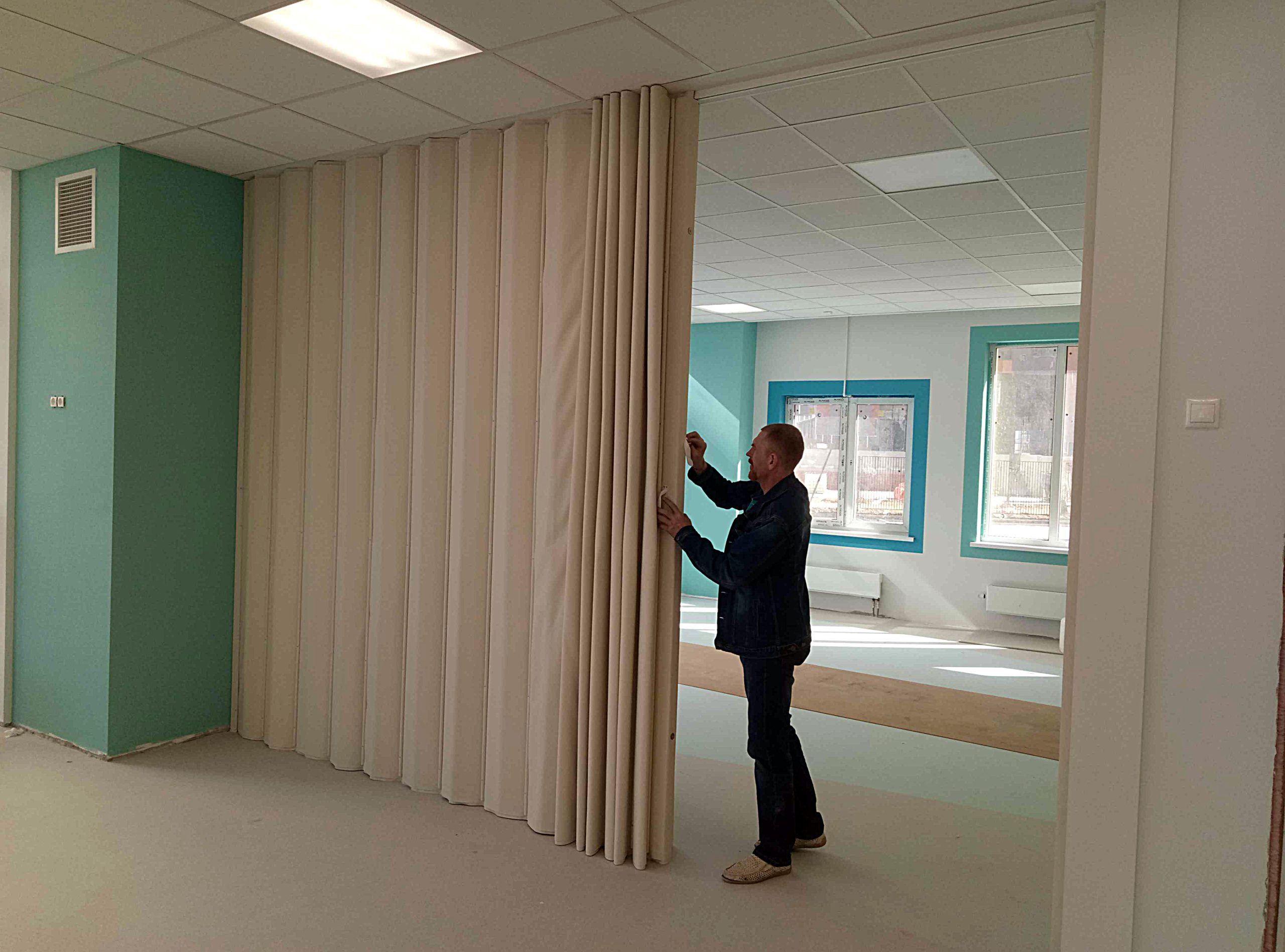 Оптимизируйте пространство вашего фитнес-зала с белой мягкой раздвижной перегородкой высотой 3 метра