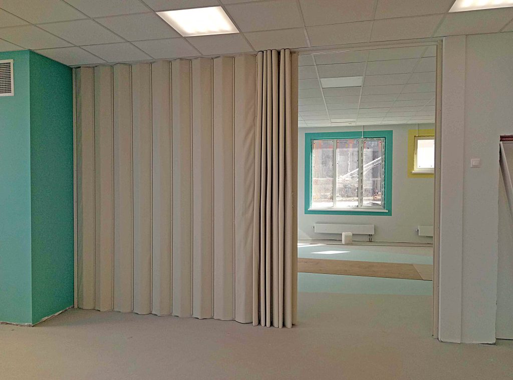 Оптимизируйте пространство вашего фитнес-зала с белой мягкой раздвижной перегородкой высотой 3 метра