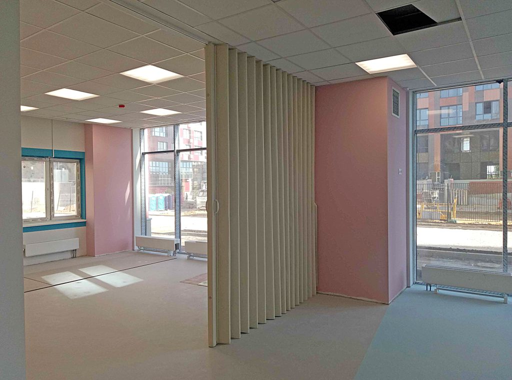 Оптимизируйте пространство вашего фитнес-зала с белой мягкой раздвижной перегородкой высотой 3 метра