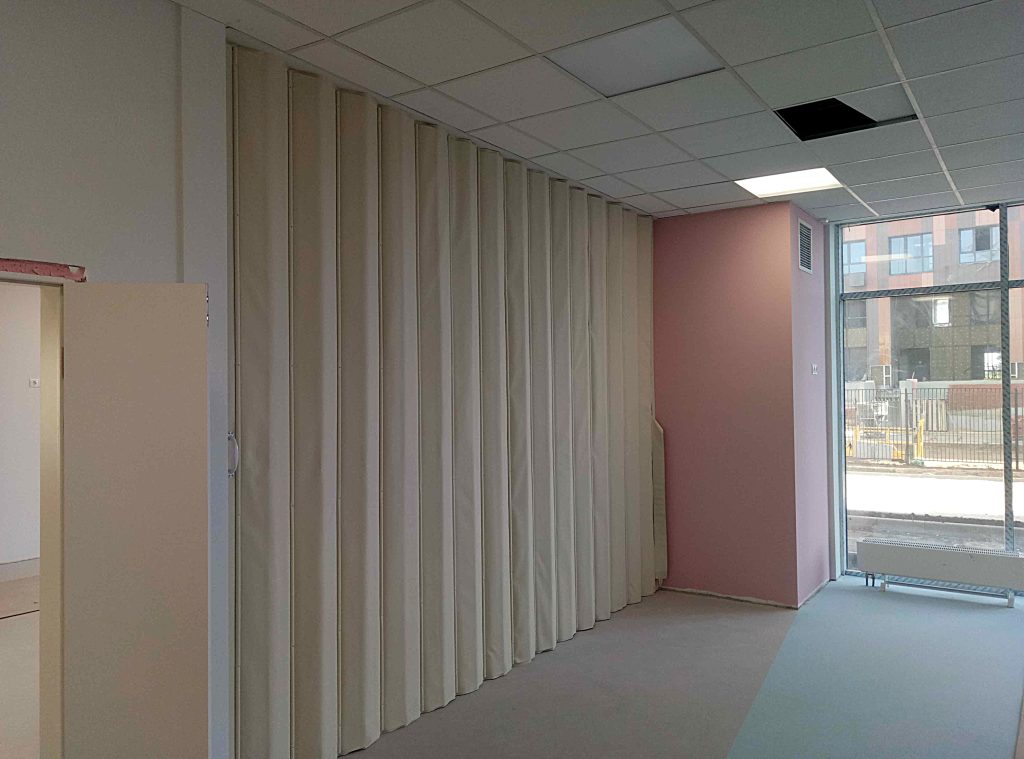 Оптимизируйте пространство вашего фитнес-зала с белой мягкой раздвижной перегородкой высотой 3 метра