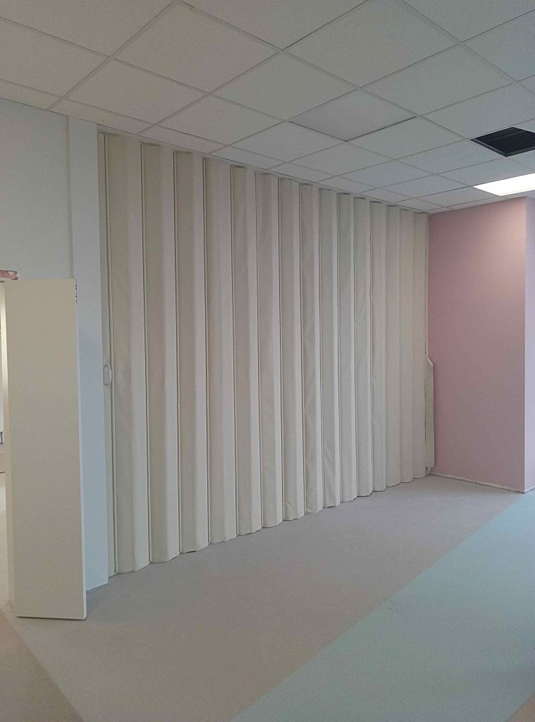 Оптимизируйте пространство вашего фитнес-зала с белой мягкой раздвижной перегородкой высотой 3 метра