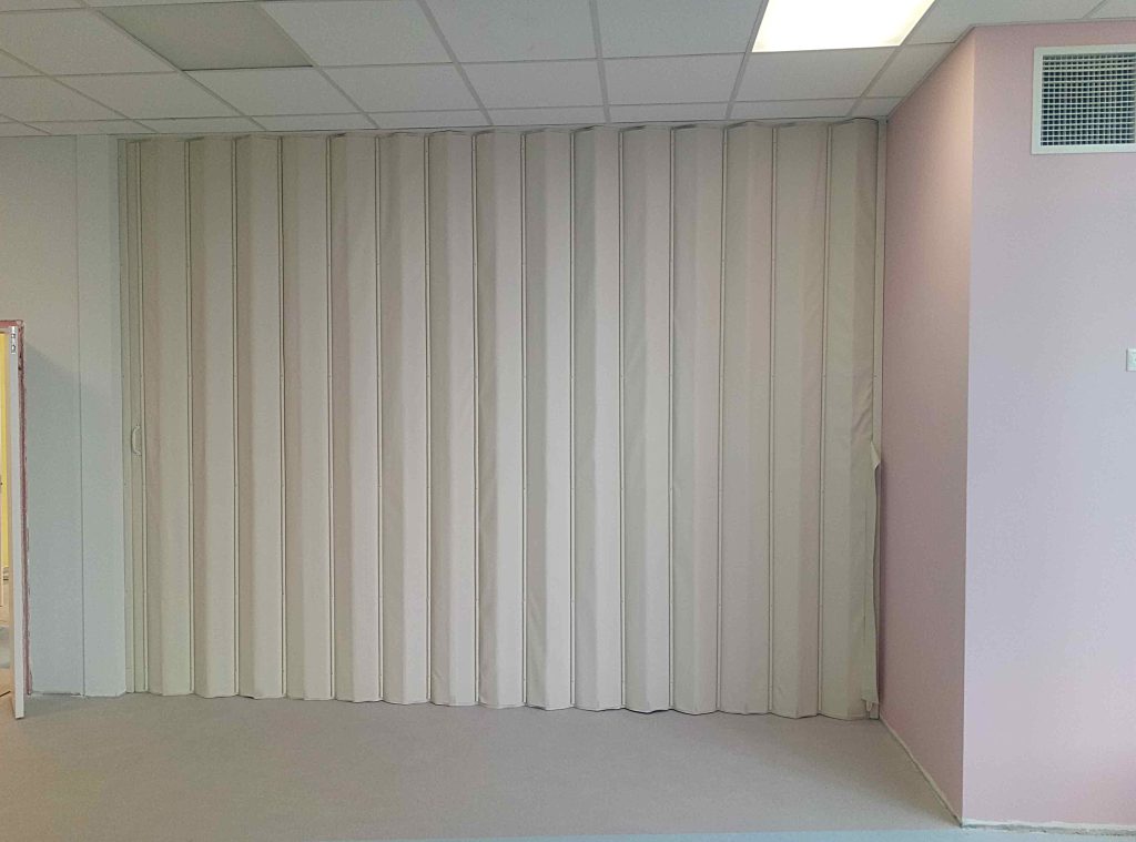 Оптимизируйте пространство вашего фитнес-зала с белой мягкой раздвижной перегородкой высотой 3 метра