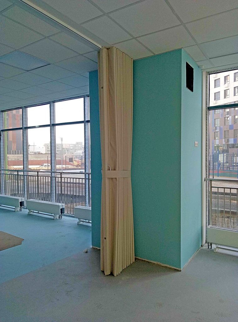 Оптимизируйте пространство вашего фитнес-зала с белой мягкой раздвижной перегородкой высотой 3 метра