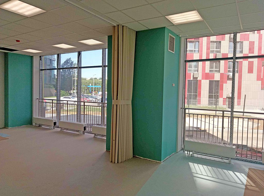 Оптимизируйте пространство вашего фитнес-зала с белой мягкой раздвижной перегородкой высотой 3 метра