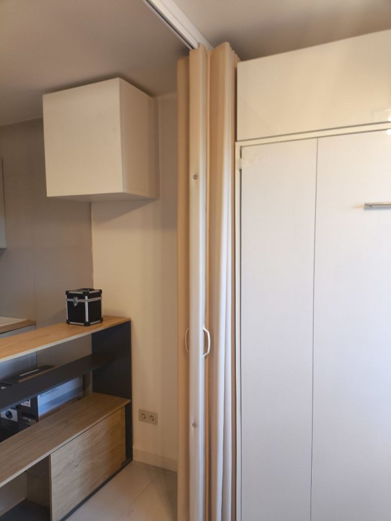 Кейс: Установка раздвижной бежевой мягкой перегородки в частной квартире в городе Ломоносов!