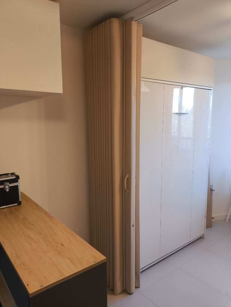 Кейс: Установка раздвижной бежевой мягкой перегородки в частной квартире в городе Ломоносов!