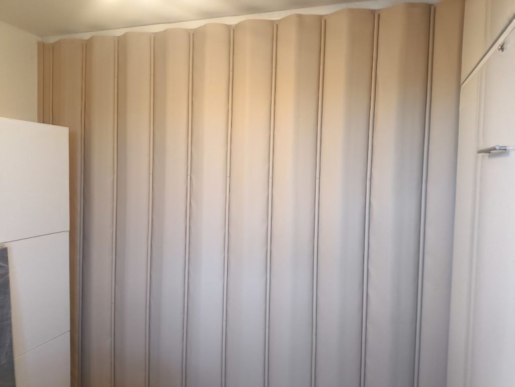 Кейс: Установка раздвижной бежевой мягкой перегородки в частной квартире в городе Ломоносов!