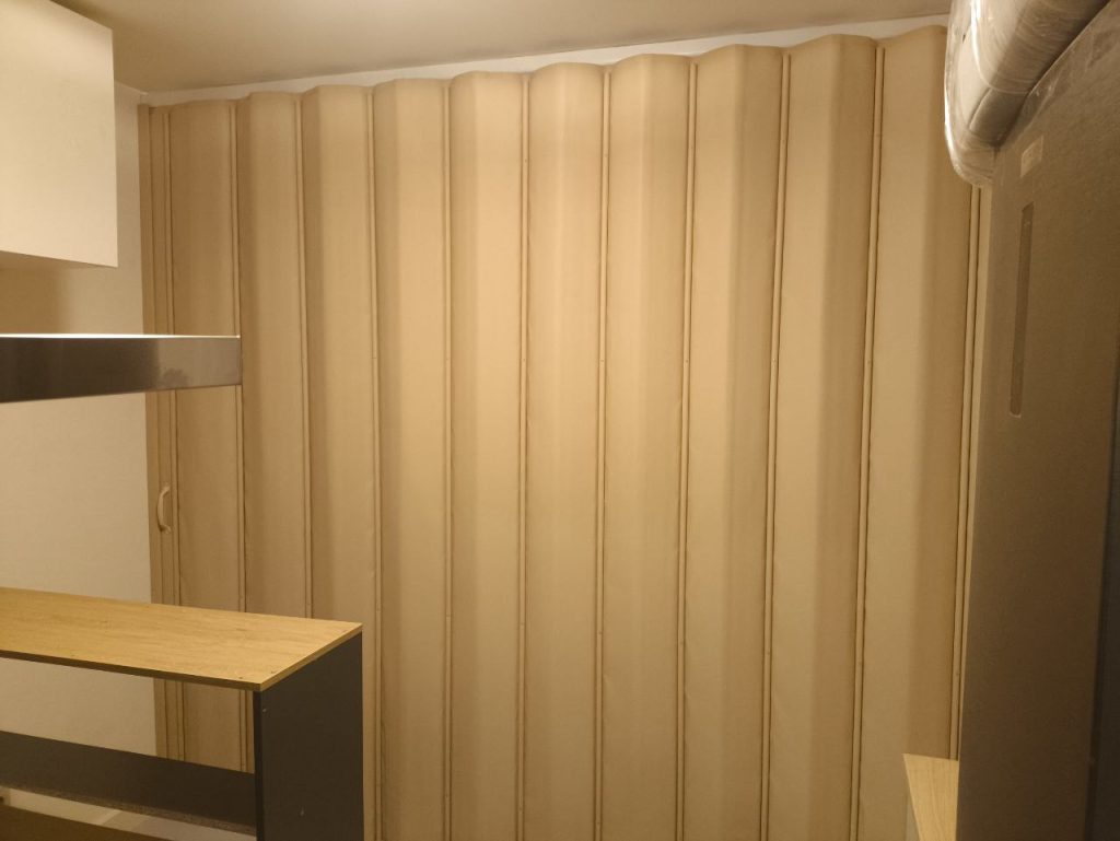 Кейс: Установка раздвижной бежевой мягкой перегородки в частной квартире в городе Ломоносов!