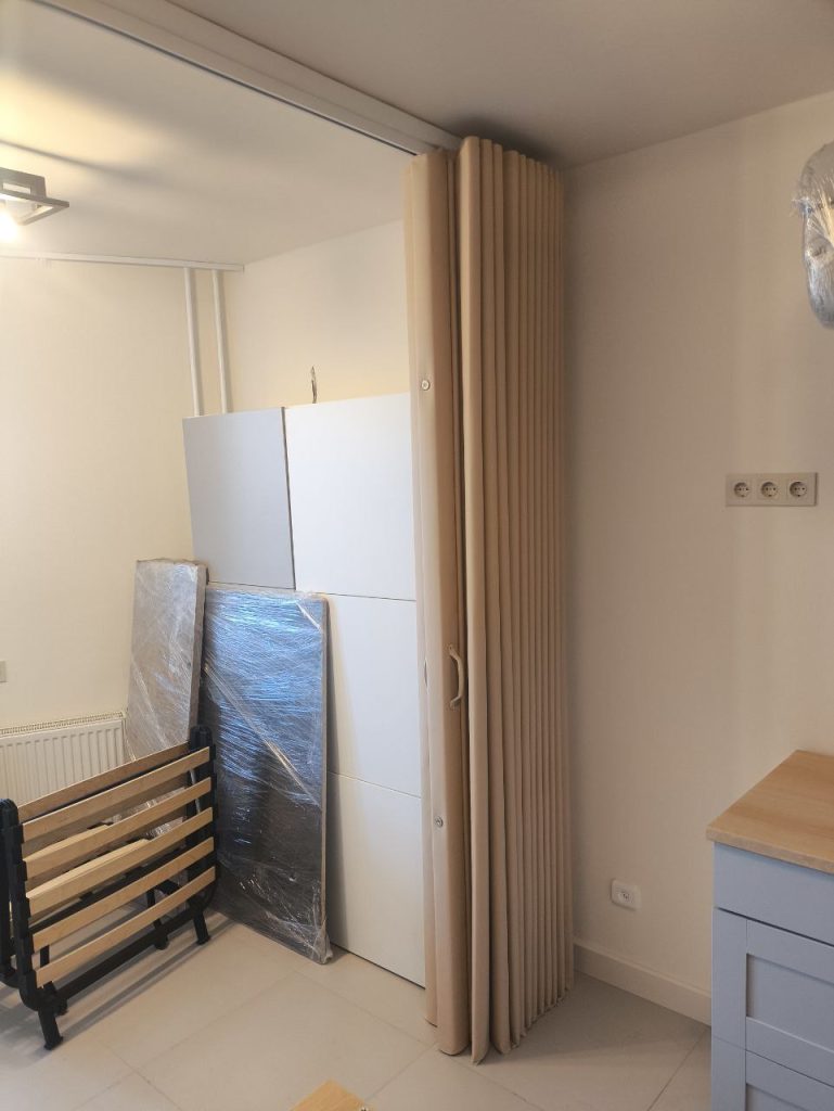 Кейс: Установка раздвижной бежевой мягкой перегородки в частной квартире в городе Ломоносов!