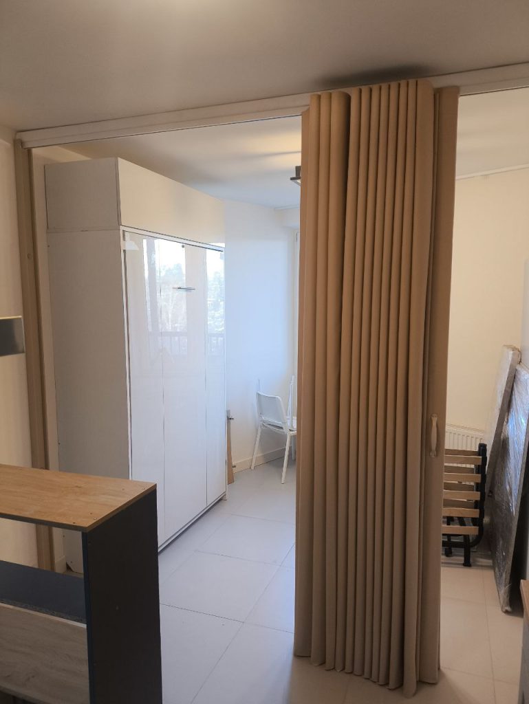 Кейс: Установка раздвижной бежевой мягкой перегородки в частной квартире в городе Ломоносов!